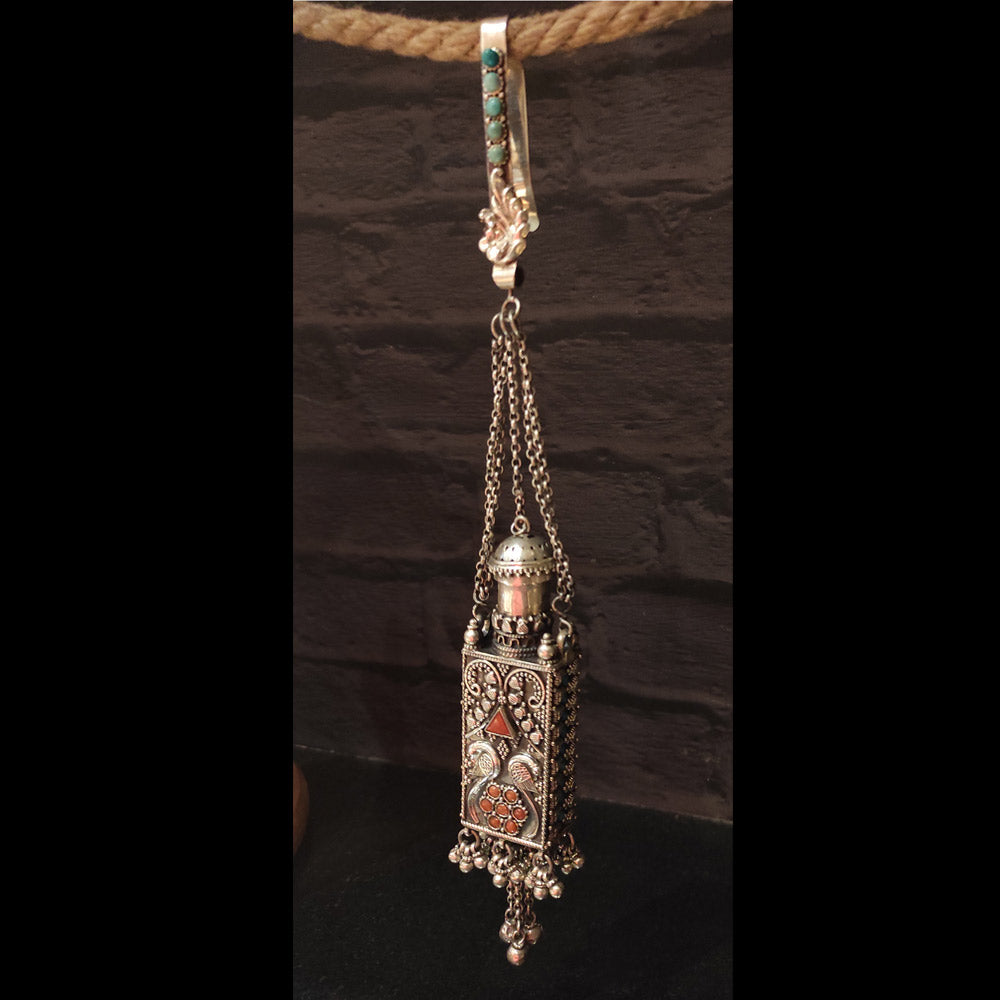 Vintage Box Keychain – cylindrical decorative keychain with a chain and hanging charms – My Motifs