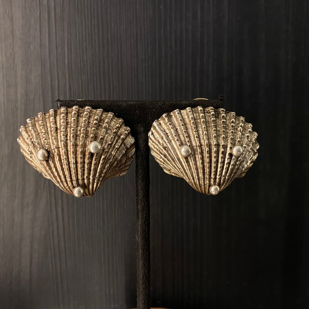 Nuvra – silver stud earrings with pearls – My Motifs