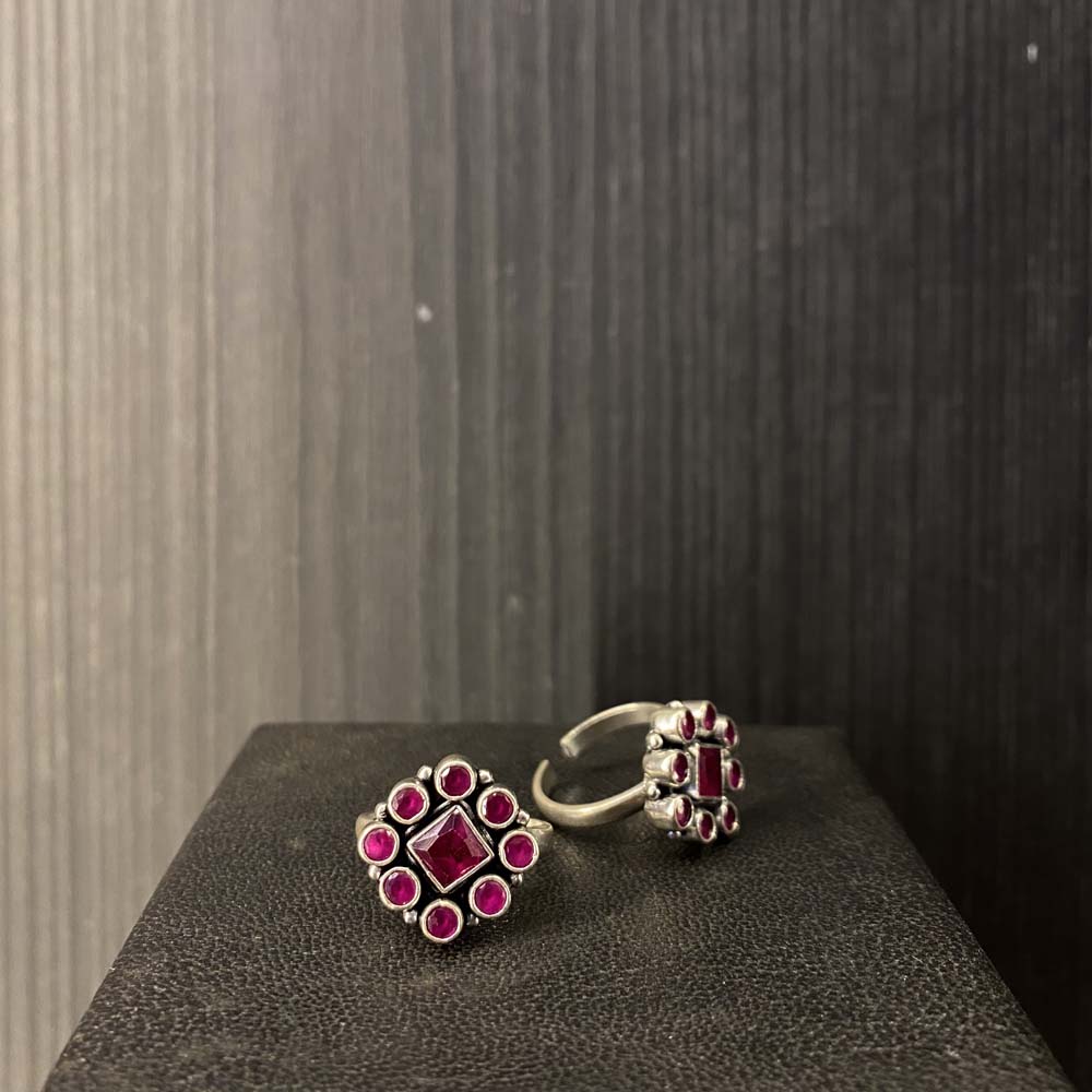 Vyan – handcrafted 92.5 sterling silver toe ring by My Motifs