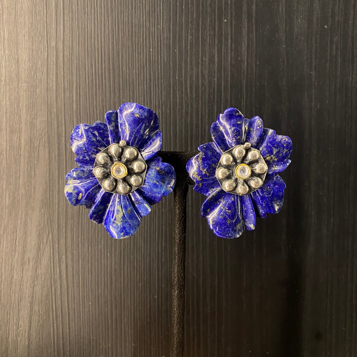 Kaamal – silver stud earrings with lapis and floral motifs – My Motifs