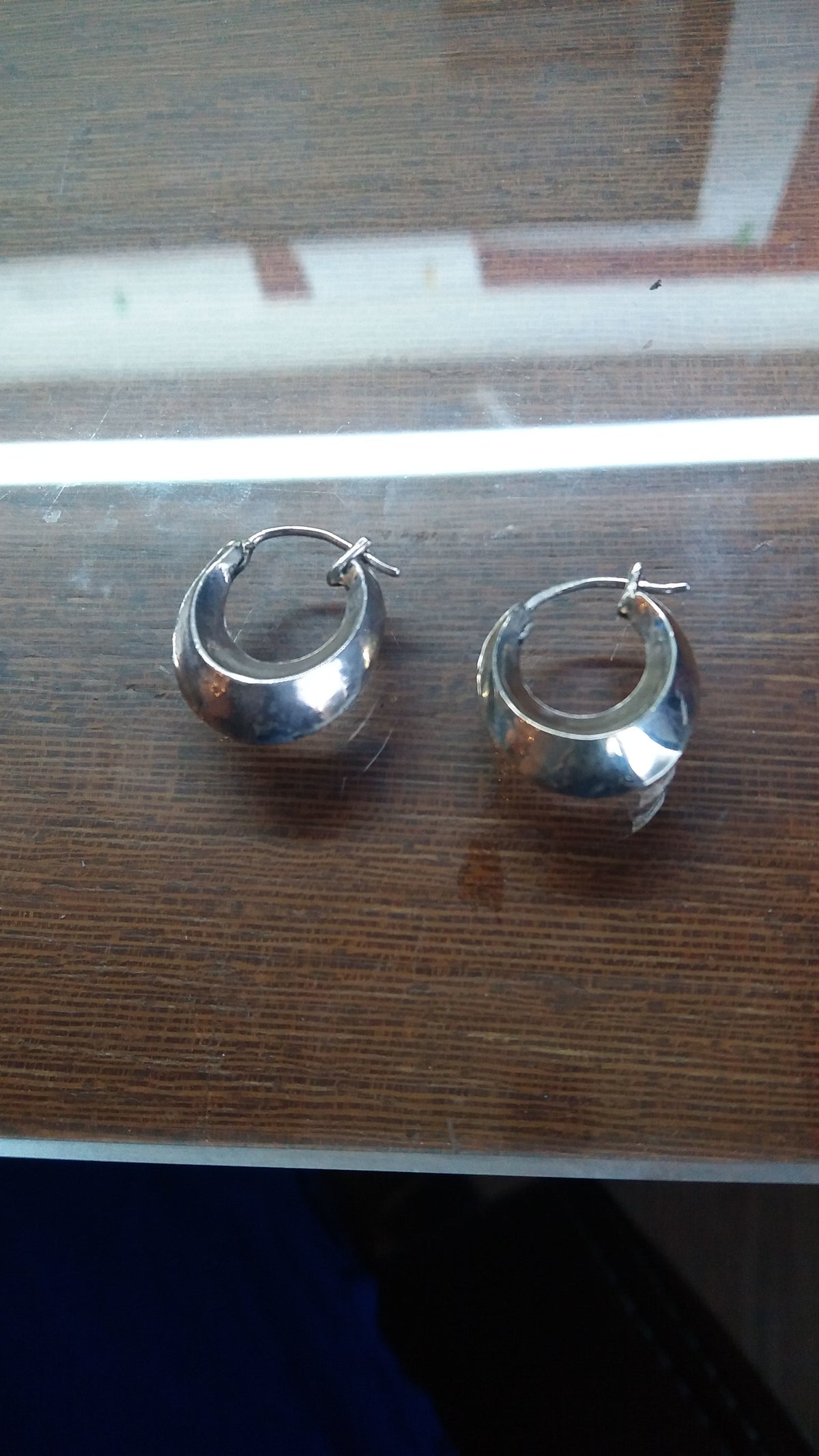 Varunk – rounded hoop earrings with a smooth broad lower surface – My Motifs