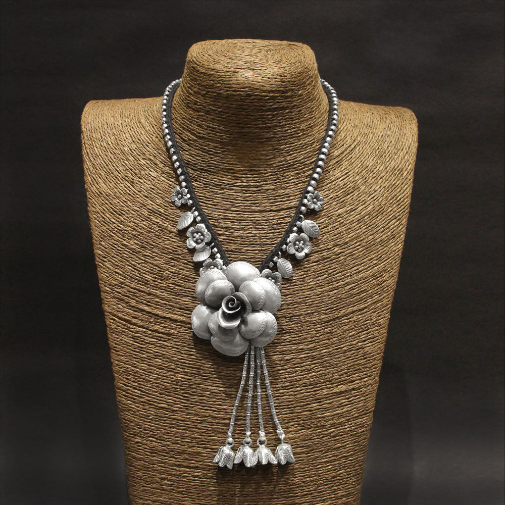 Floral Haar With Tasseled Charms – silver necklace with floral motifs – My Motifs