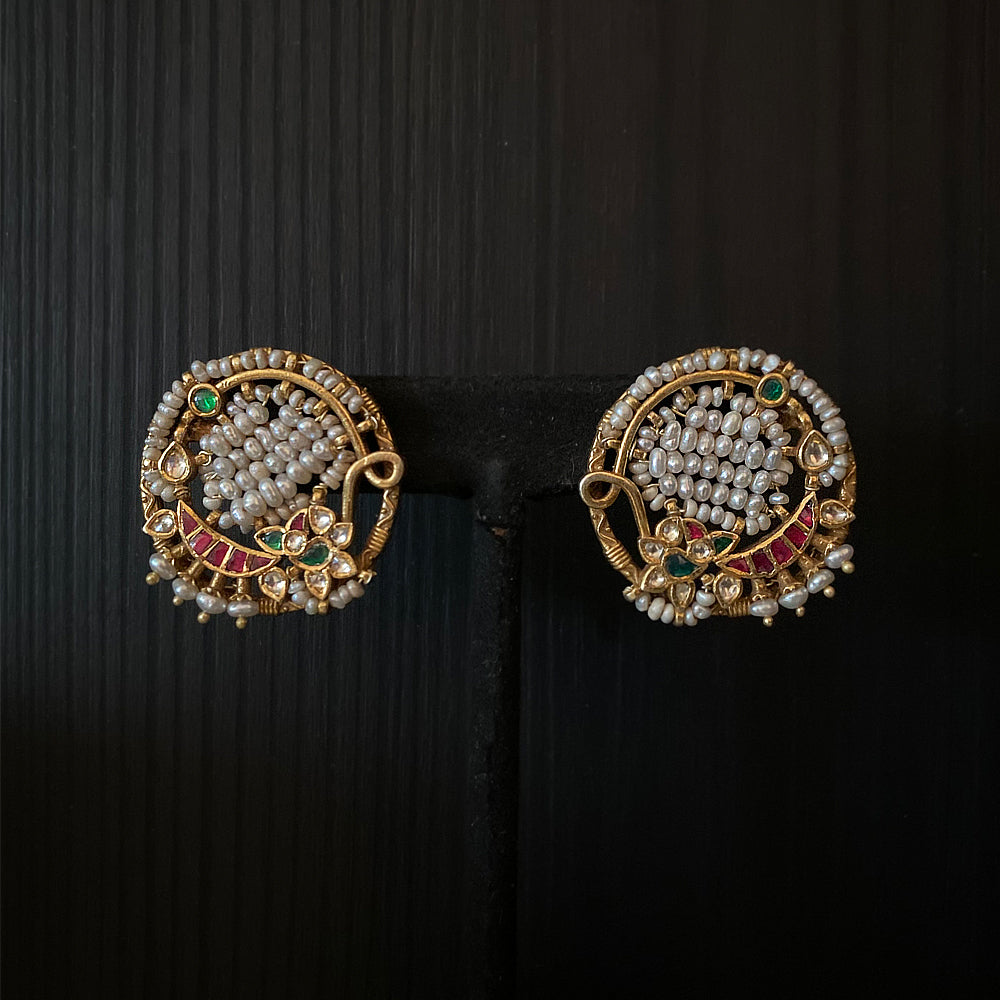 Noor – gold-tone silver stud earrings with freshwater pearls – My Motifs