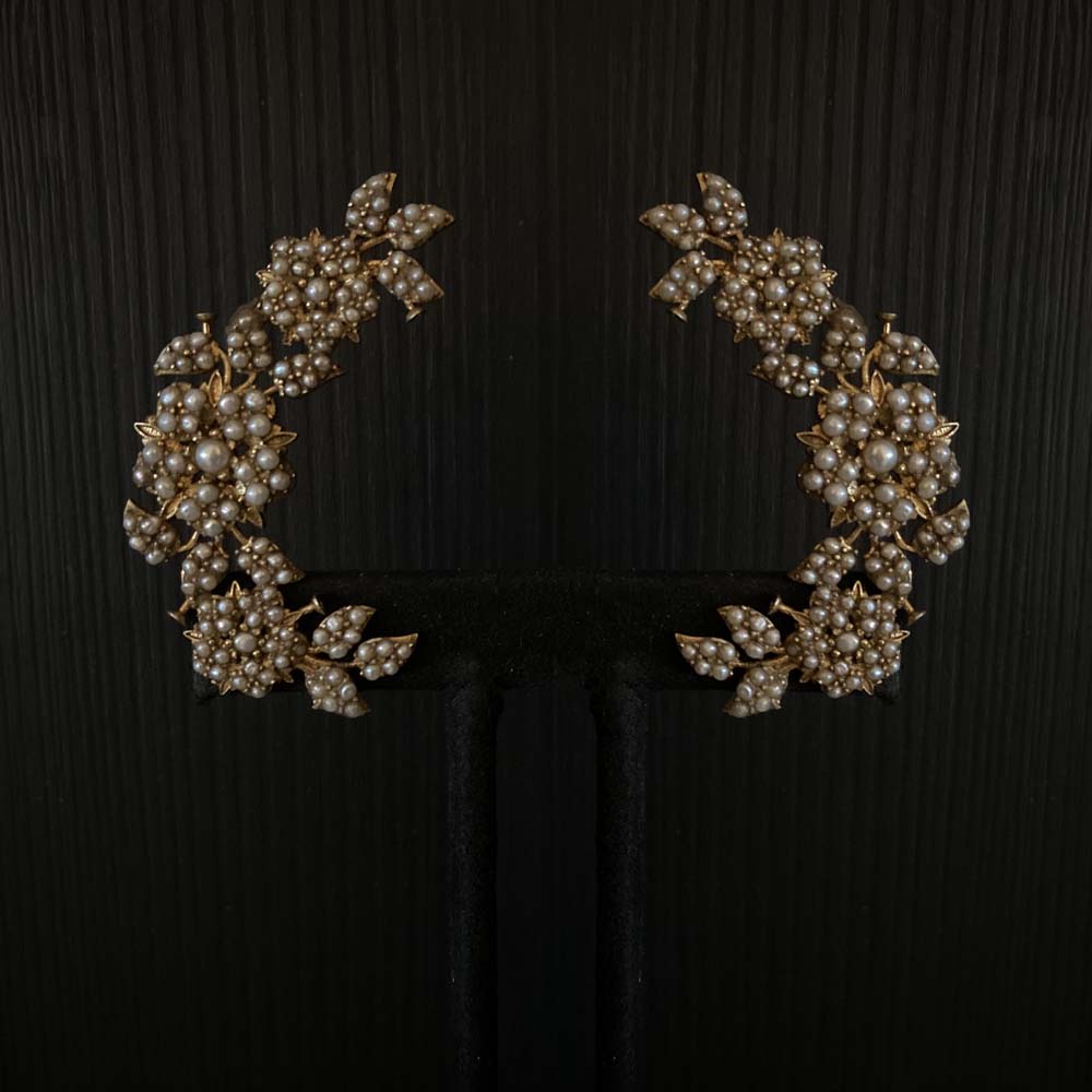 Kuja – gold-tone silver earrings with freshwater pearls and floral motifs – My Motifs