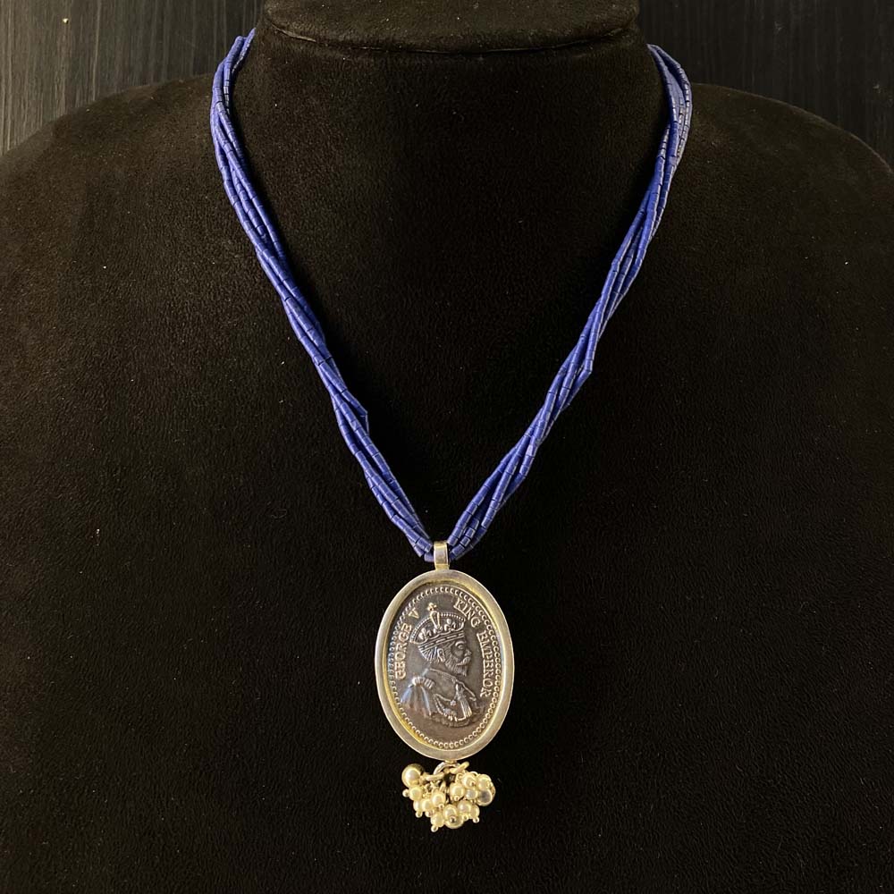 Nirjh – silver necklace with freshwater pearls and lapis – My Motifs